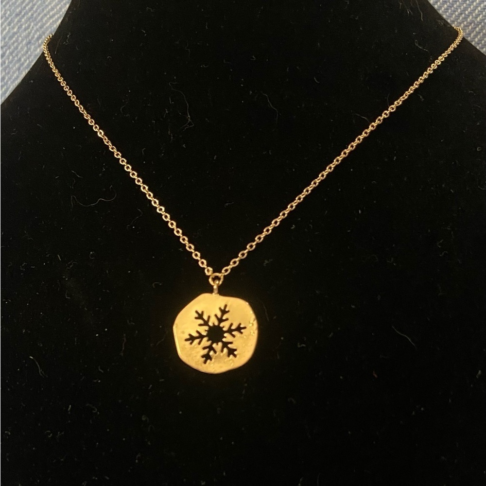 💜 5/$15 Elegant Gold Snowflake Pendant Necklace